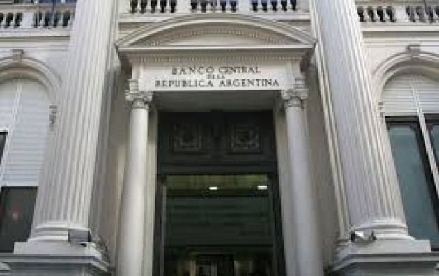 Un cajero del Banco Central de Argentina expende billetes falsos