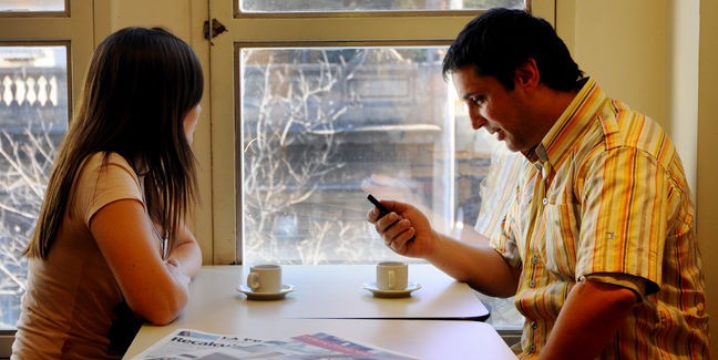 Cómo los celulares están matando el arte de la conversación
