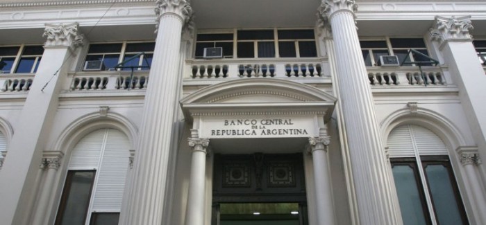 Las menguantes reservas de divisas de Argentina presagian más controles de capital