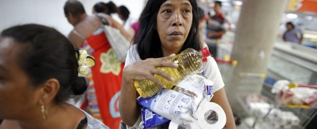 Carreras, golpes y empujones para comprar alimentos en Venezuela